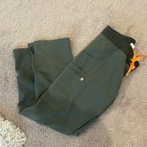 Figs Kade scrub pants in Moss